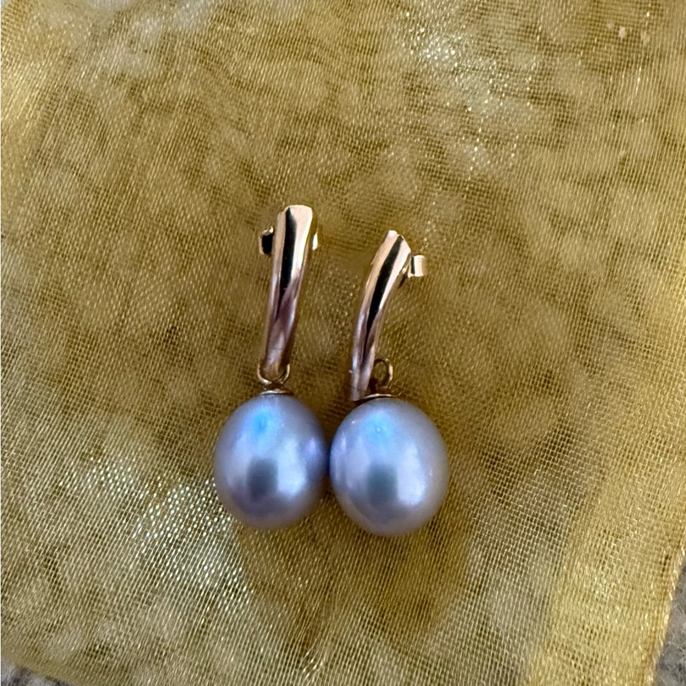 Amazing 14k yellow gold and grey freshwater pearl earrings, solid 14k gold